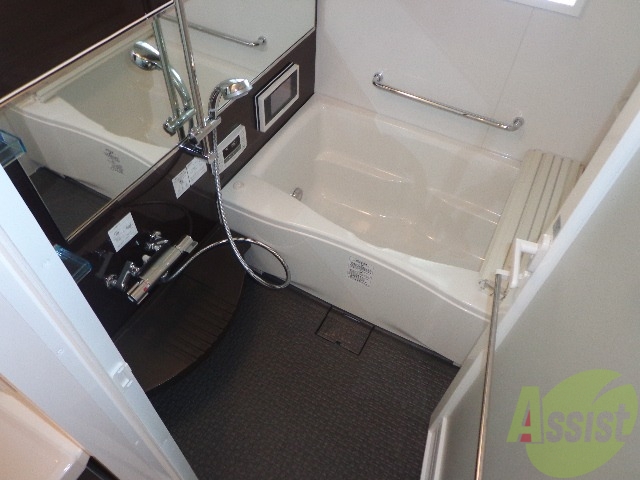 バス・シャワールーム　これまたキレイなお風呂ですね～。ミラーもしっかり付いてます。