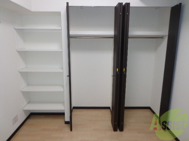 収納　ハンガーパイプ付で洋服の収納も楽々です。２段式で収納便利