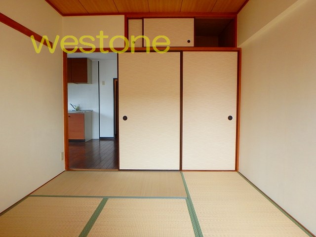 収納　落ち着いた畳のお部屋　天袋付き押し入れ