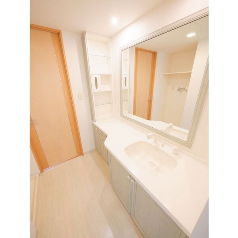 洗面設備　便利な洗面台付きでございます！