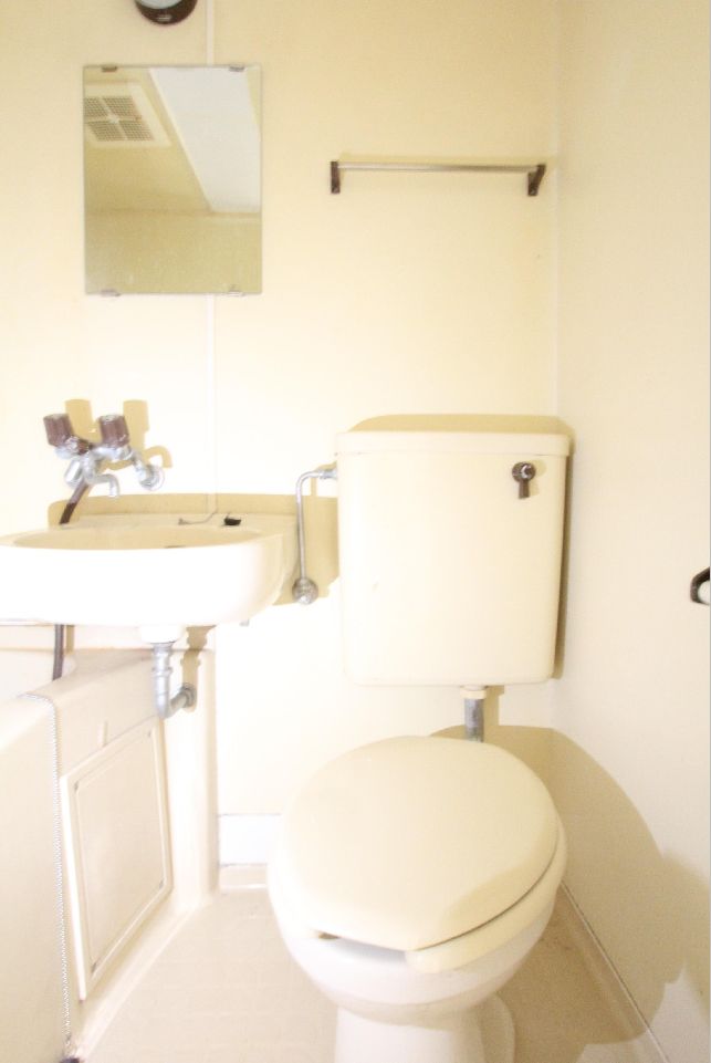 トイレ　落ち着いた色調のトイレです