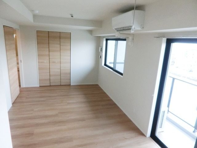 居室・リビング　10.7帖の広々とした洋室です