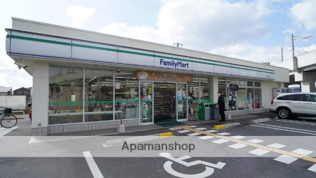 コンビニ　ファミリーマート（コンビニ）まで200m