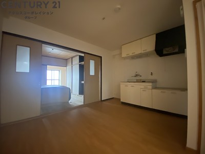 居室・リビング　床色が落ち着いた色合いで綺麗です♪