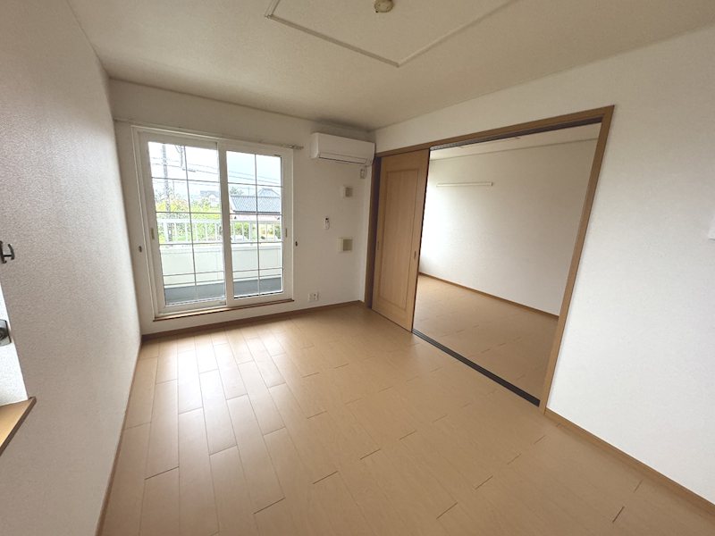 居室・リビング　同物件別部屋