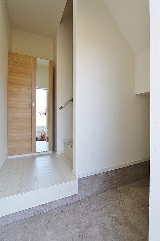 玄関　荷物があっても窮屈感を感じませんね