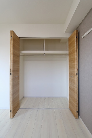 その他　かさばりやすいお洋服もたっぷり収納できます