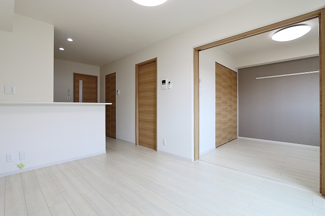 居室・リビング　広々リビングでゆっくりお過ごしください