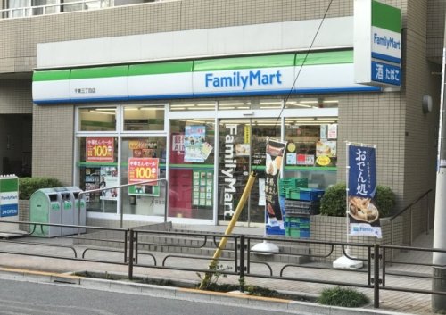 コンビニ　ファミリーマート 千束三丁目店（コンビニ）まで180m