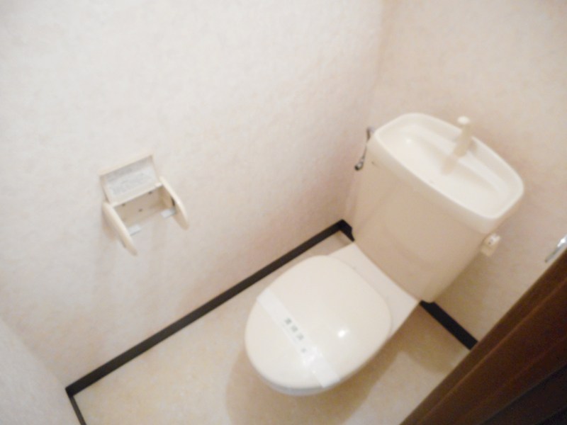 トイレ　※他号室の参考写真となります。