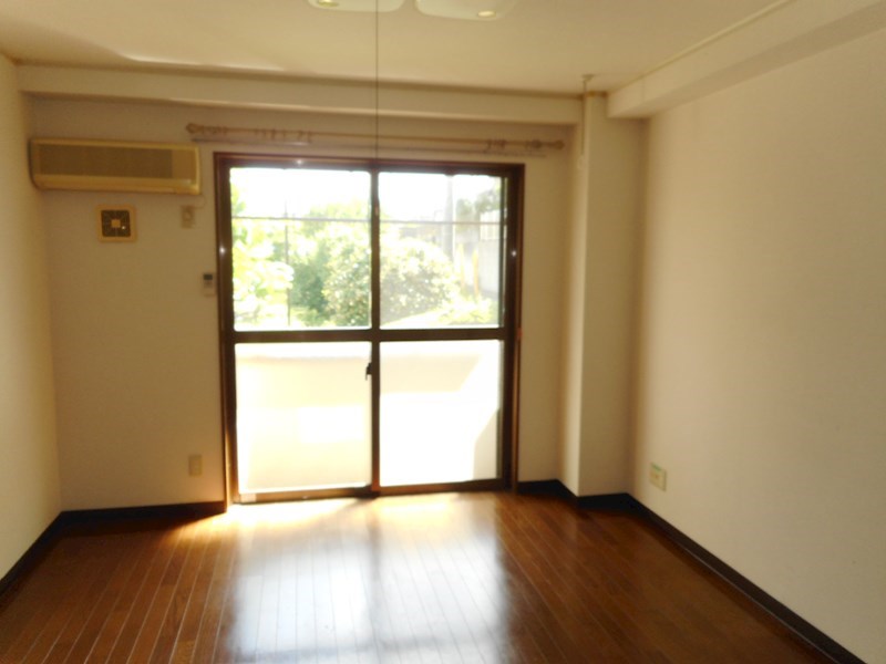 居室・リビング　洋室※他号室の参考写真となります。