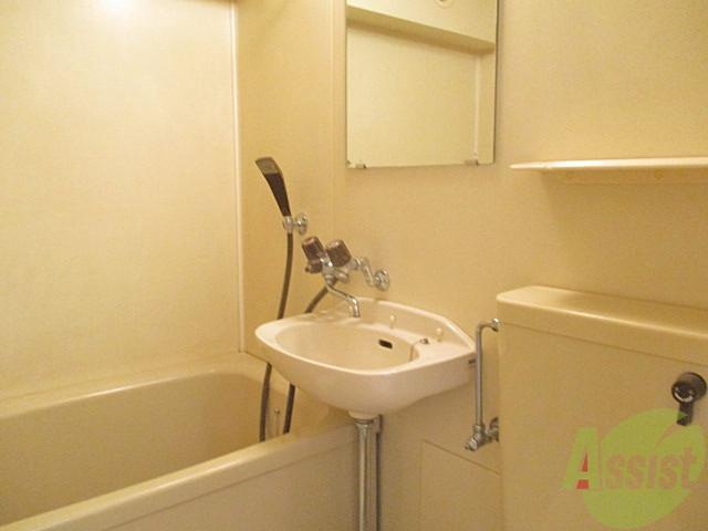 洗面設備　右手にちょっとした小物が置ける棚があるのがうれしいですね。