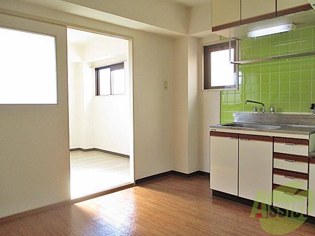 居室・リビング　キッチンはお掃除しやすいようにタイル張りになってますよ。