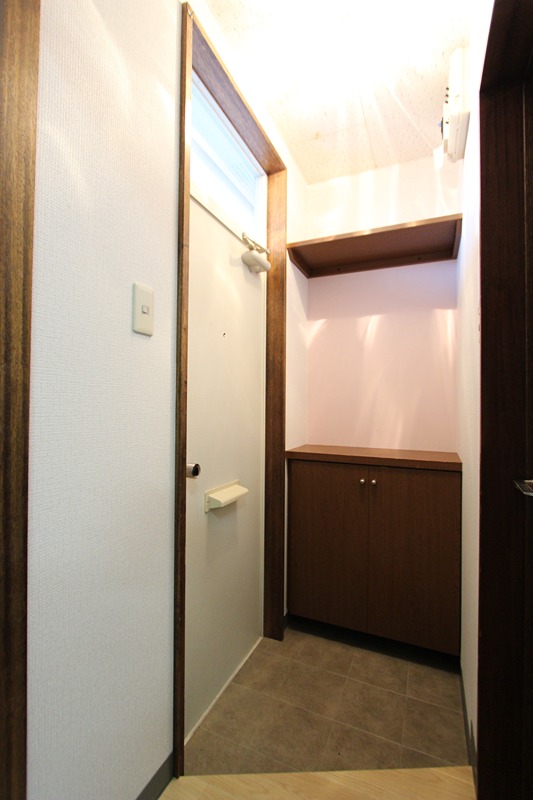 玄関　202号室参照