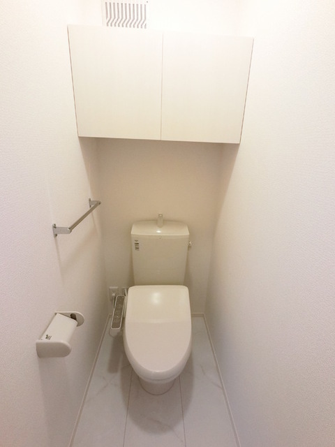 トイレ　温水洗浄付便座です