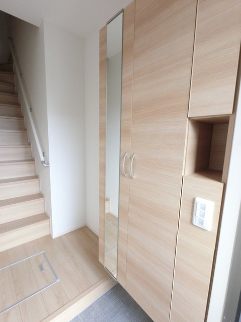 玄関　広めのＢｏｘは収納力ばっちり。トールタイプのミラーついてます