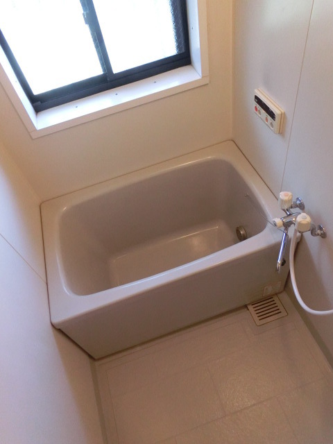 バス・シャワールーム　窓もあって通気性も良好のバスルーム。