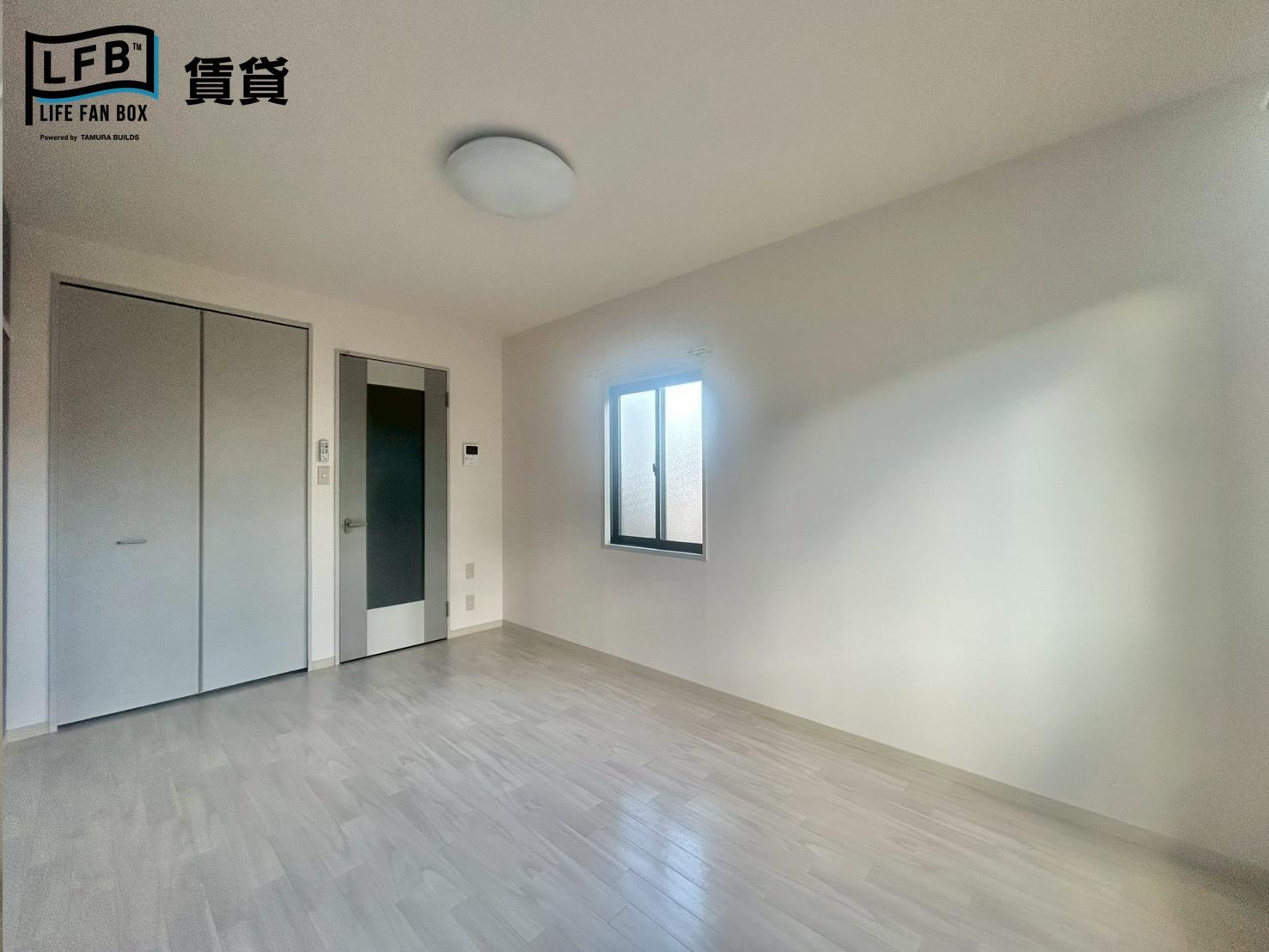 居室・リビング　※同間取り101号室の室内写真です。壁紙や床の色、仕様が異な