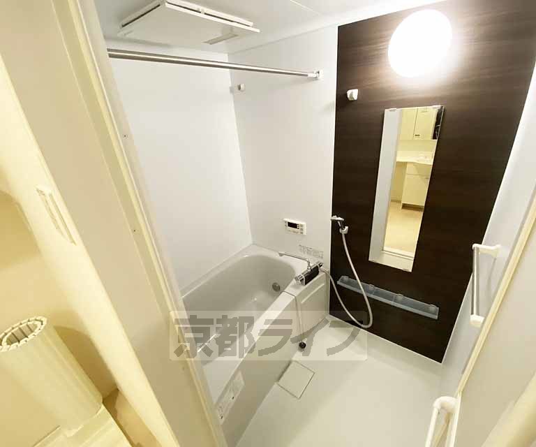 バス・シャワールーム　鏡のついた便利なお風呂