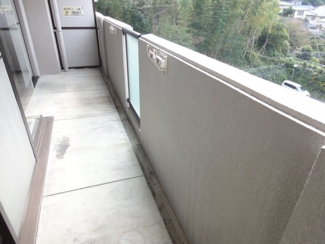 バルコニー　同物件別号室の写真です。