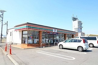 コンビニ　セブンイレブン上里七本木南店（コンビニ）まで650m