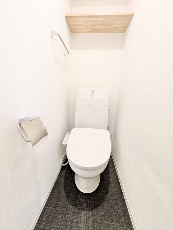 トイレ　白基調の清潔感のある空間