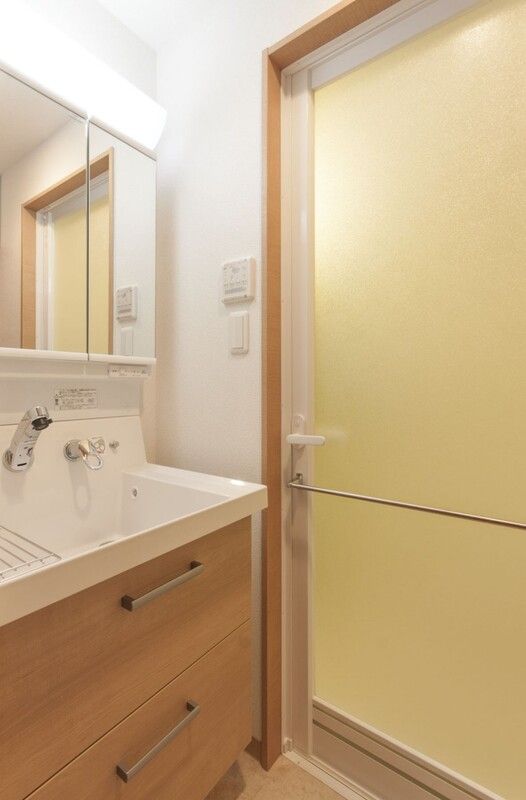 洗面設備　独立洗面台、小物を置くことができて便利です