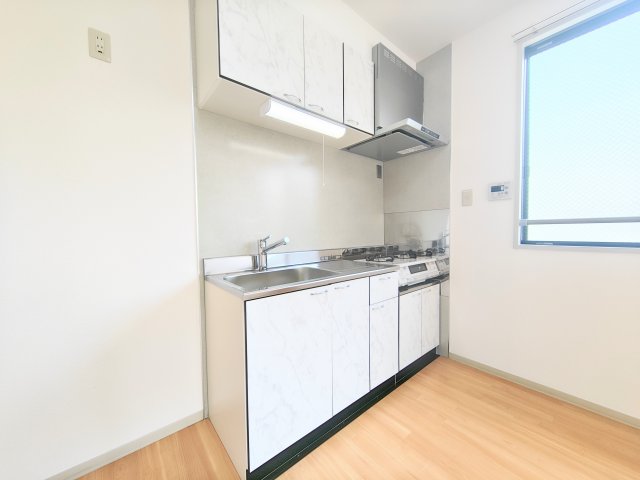 キッチン　写真はイメージです。色仕様は現況優先になります。