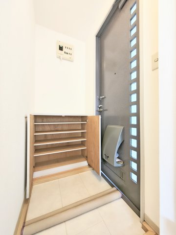 玄関　写真はイメージです。色仕様は現況優先になります。