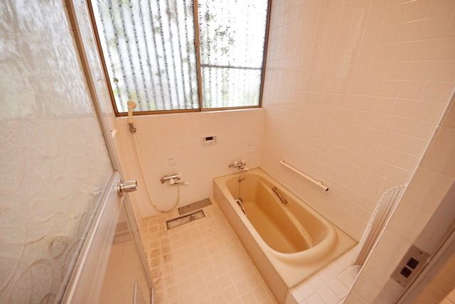 バス・シャワールーム　★★窓があって喚起も換気もできるバスルーム★★