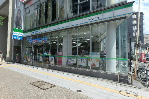 コンビニ　ファミリーマート 新潟万代四丁目店（コンビニ）まで121m