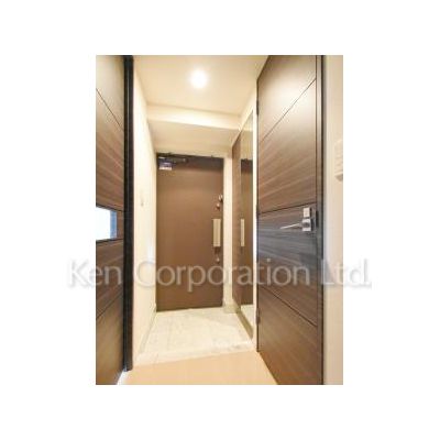 玄関　同タイプ8階のお部屋を撮影。仕様が異なることがあります。