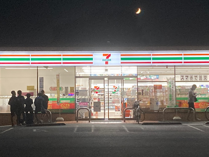 コンビニ　セブンイレブン（コンビニ）まで304m