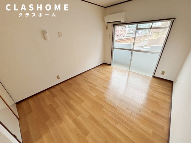 居室・リビング　同物件の別部屋になります。