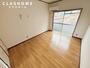 居室・リビング　同物件の別部屋になります。