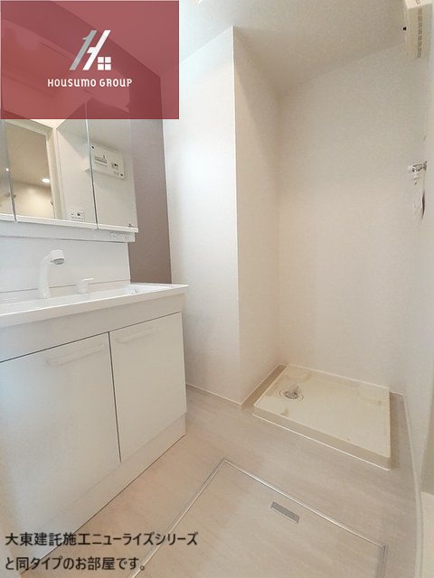 洗面設備　独立洗面台、小物を置くことができて便利です