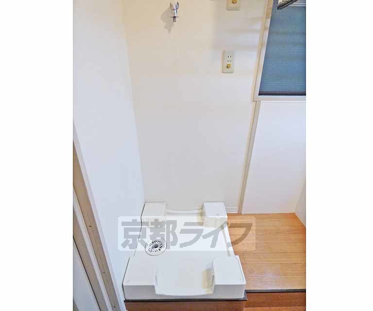 その他設備　大きな洗濯機も置けます。