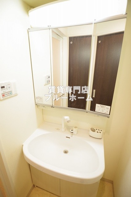 洗面設備　三面鏡独立洗面台！