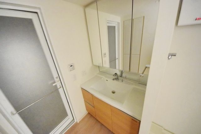 洗面設備　★三面鏡にもなる独立洗面台★