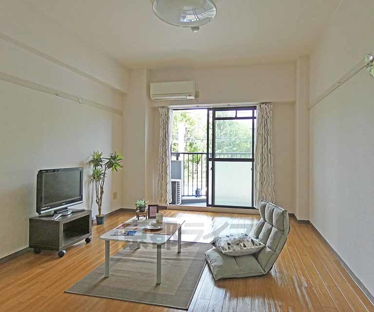 居室・リビング　広々としたお部屋です！