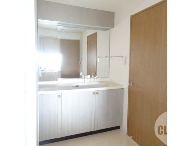 洗面設備　鏡の大きなシャンプードレッサー♪