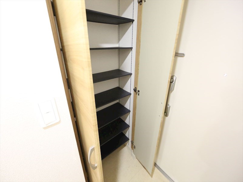 玄関　玄関　シューズボックス付（収納充実してます）