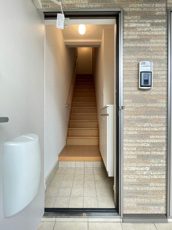 玄関　※別部屋参考写真