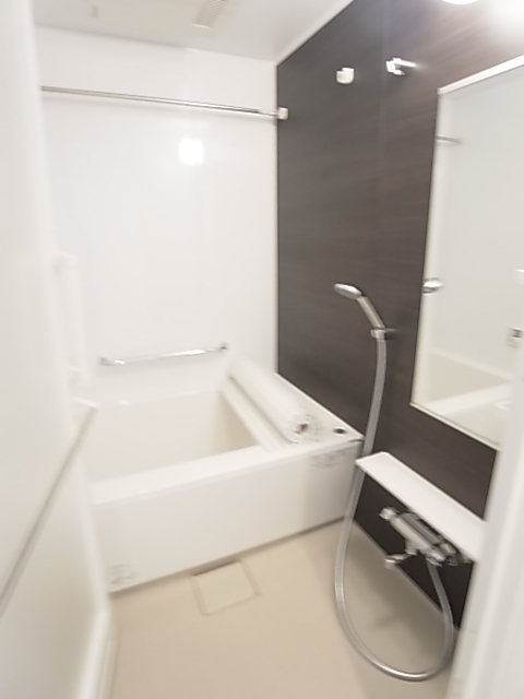 バス・シャワールーム　アクセントパネルがおしゃれな浴室