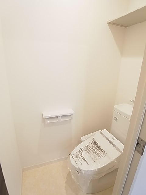 トイレ　トイレはウォシュレット付。上部には収納棚あり。