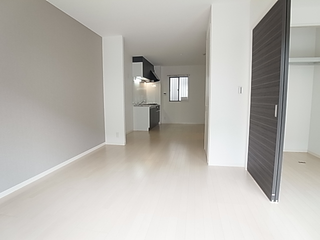 居室・リビング　アクセントクロスがおしゃれなリビング