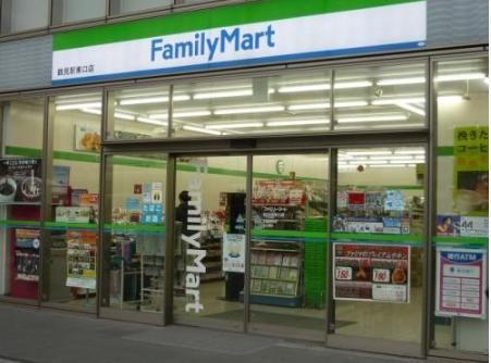 コンビニ　ファミリーマート鶴見東口店（コンビニ）まで210m