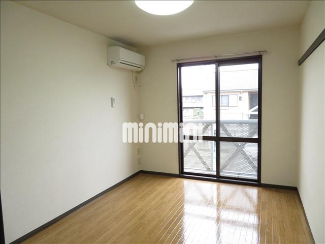 居室・リビング　エアコン、照明器具付きの洋室