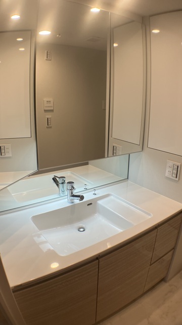 洗面設備　三面鏡付洗面化粧台