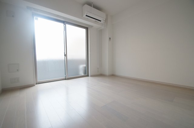 居室・リビング　優しい色合いの床材を使用した居住空間です。